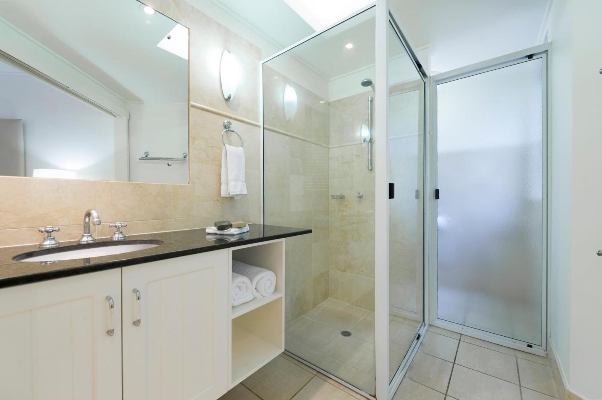 Mandalay Luxury Beachfront Apartments Port Douglas Buitenkant foto